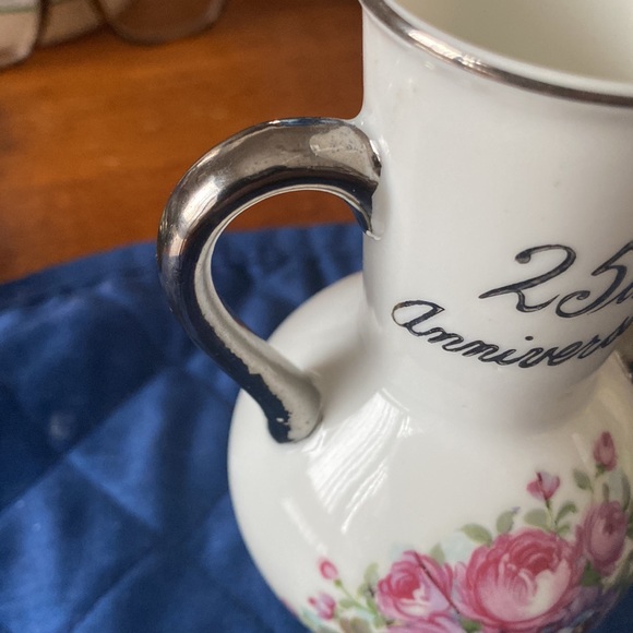 25th Anniversary Vase 5.5” with silver coloured trim - Picture 6 of 6